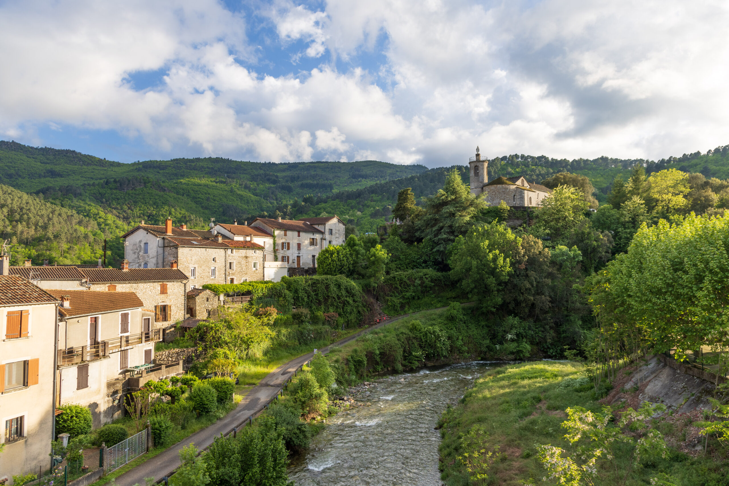 Découvrir le village du Collet de Dèze en Cévennes sans voiture