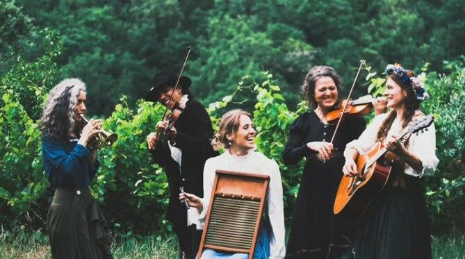 Image 0 : MAUDE & THE HERALDS
