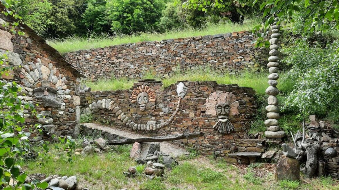 Image 1 : VISITE GUIDÉE « ROLAND MOUSQUÈS, LE LAND ART ET L’AMOUR DES PIERRES » -