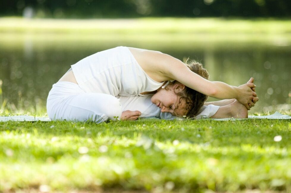 Image 0 : YOGA DEVANT L'ÉGLISE